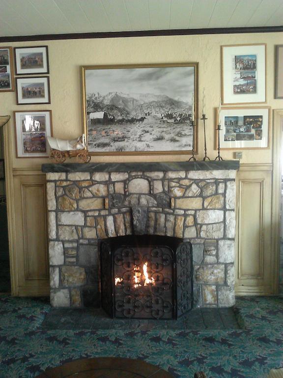 Dow Villa Motel Lone Pine Bagian luar foto
